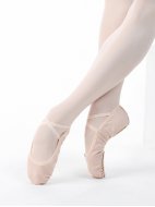 Балетные мягкие туфли средней закрытости из стретч-ткани с присборенной эластичной тесьмой по следу пудровые