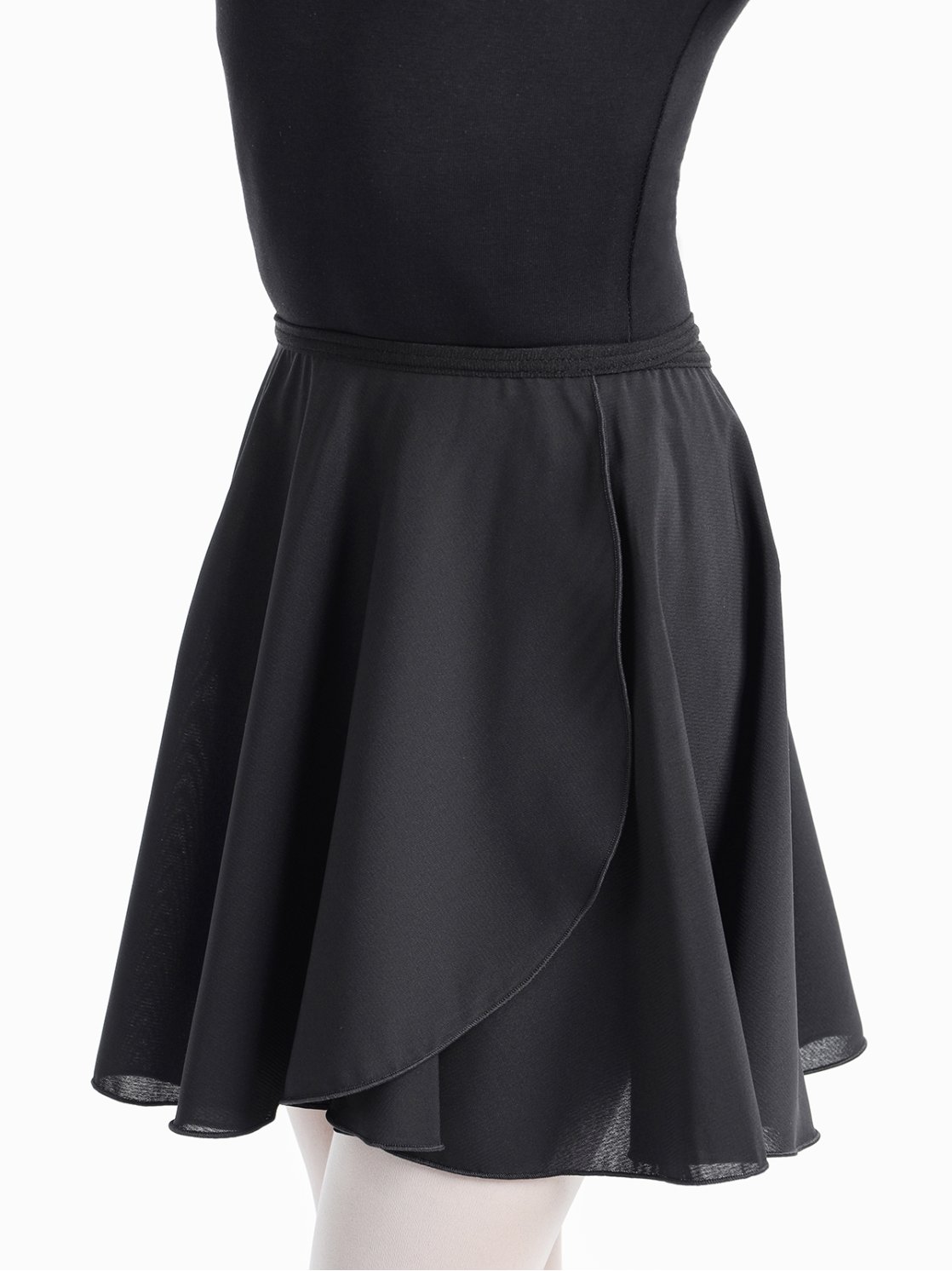 Юбка с запа́хом короткая чёрная.