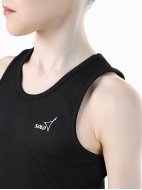 Майка с закрытыми лопатками из полиэфира черная