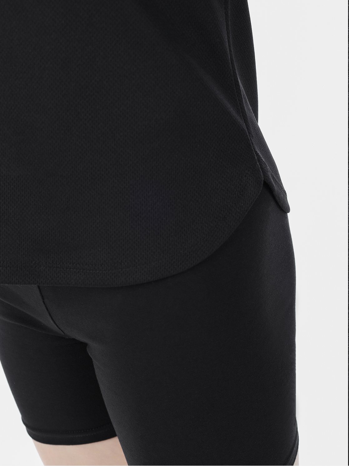 Майка с закрытыми лопатками из полиэфира черная